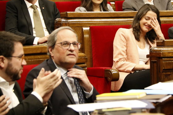 Inés Arrimadas looks disapprovingly at Quim Torra during the session
